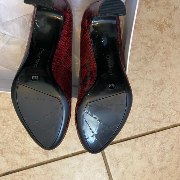 Calvin Klein Octavia Two-Tone Snake Print Pumps in Barn Red, size 9.5 Women’s - Picture 4 of 4